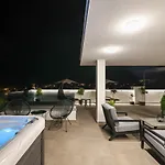 Апартаменты Leonardo Luxury 2 Penthouse With Jacuzzi *